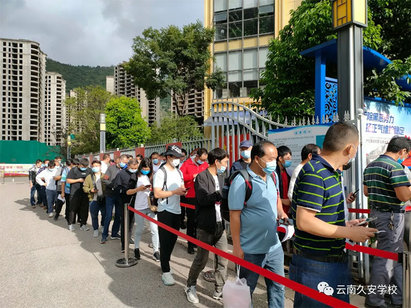 考生排队领取考生证准备进入考场